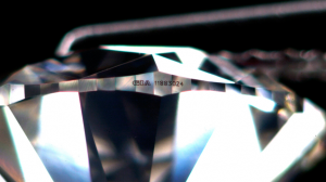 Foto eines Diamanten mit GIA-Lasergravur