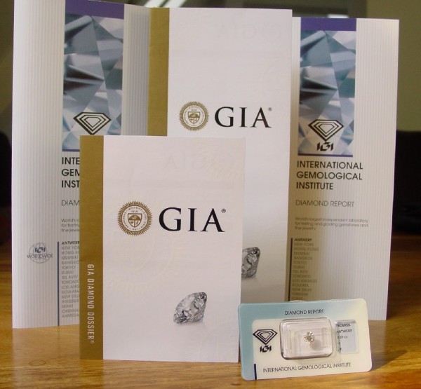 Foto Diamantenzertifikate von GIA und IGI