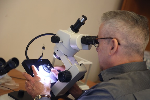 Herr Grünewald bei der Untersuchung eines Diamanten unter dem Diamantenmikroskop